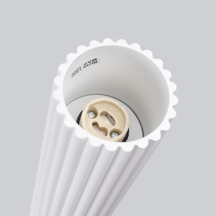 Plafonnier karbon 60 blanc avec abat-jour cannelé en fluted blanc et douille e27 pour design minimaliste