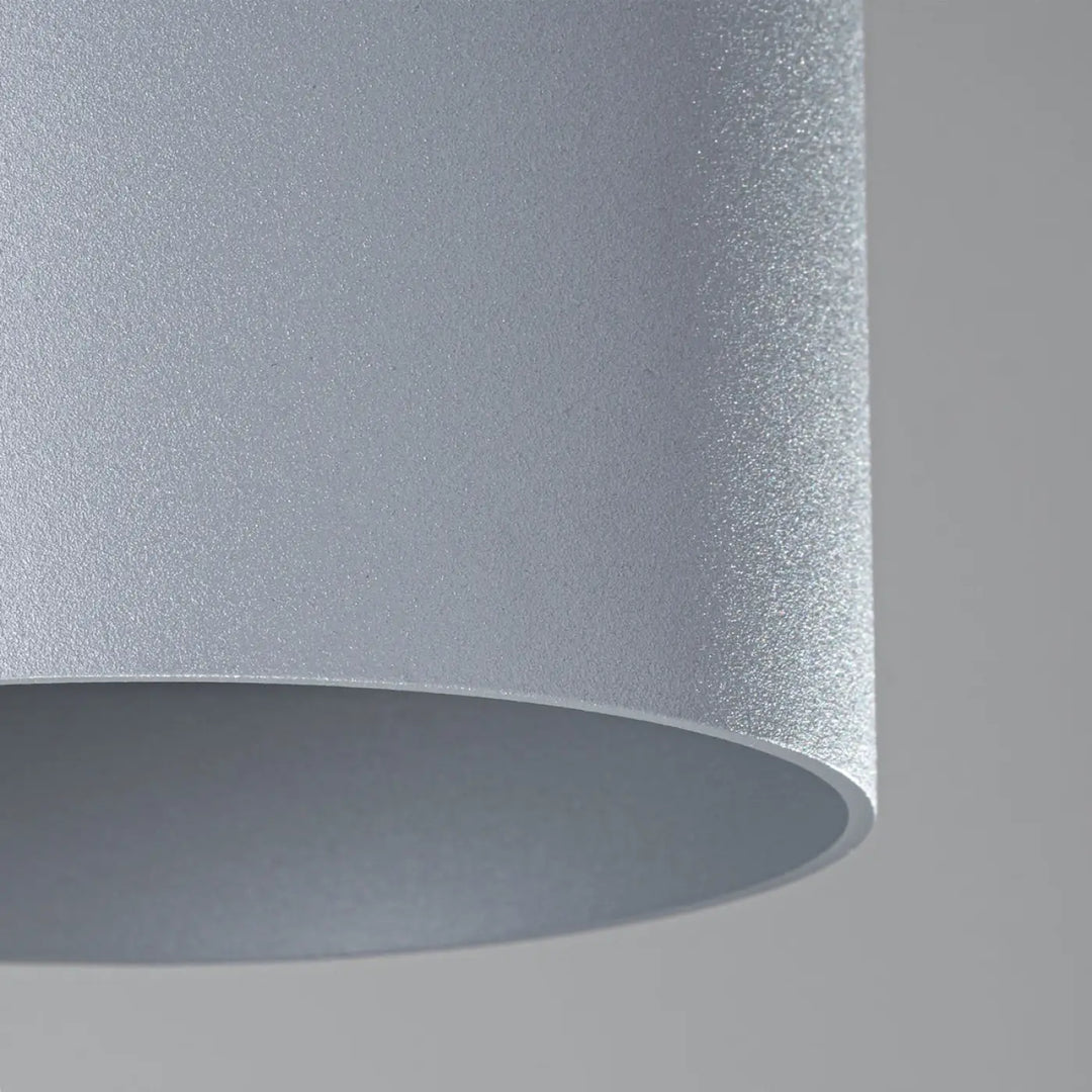 Luminaire plafonnier mika gris avec abat-jour cylindrique givré argenté en finition mate texturée pour un plafond mika moderne