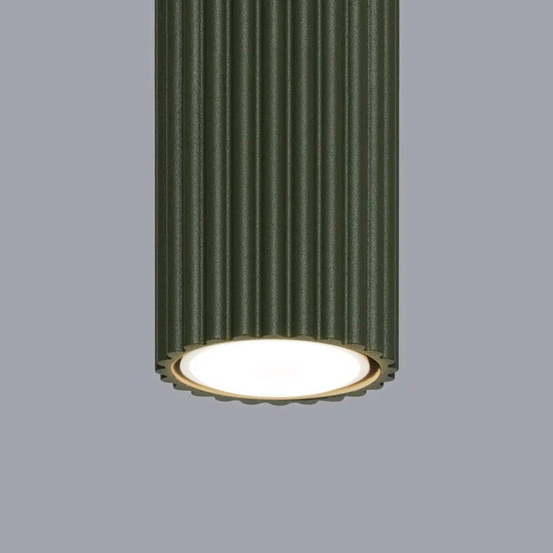 Luminaire plafonnier karbon 30 vert olive avec abat-jour cylindrique cannelé et diffuseur doré à bords festonnés design minimaliste ampoules gu10 interchangeables