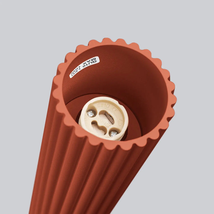 Plafonnier karbon allie avec abat-jour côtelé terracotta en forme de coquille et douille e27 pour ampoules gu10 interchangeables design minimaliste