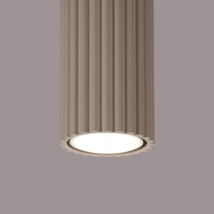 Plafonnier karbon allie beige taupe cylindrique fluté avec bord scallopé et base circulaire éclairée design minimaliste ampoules gu10 interchangeables