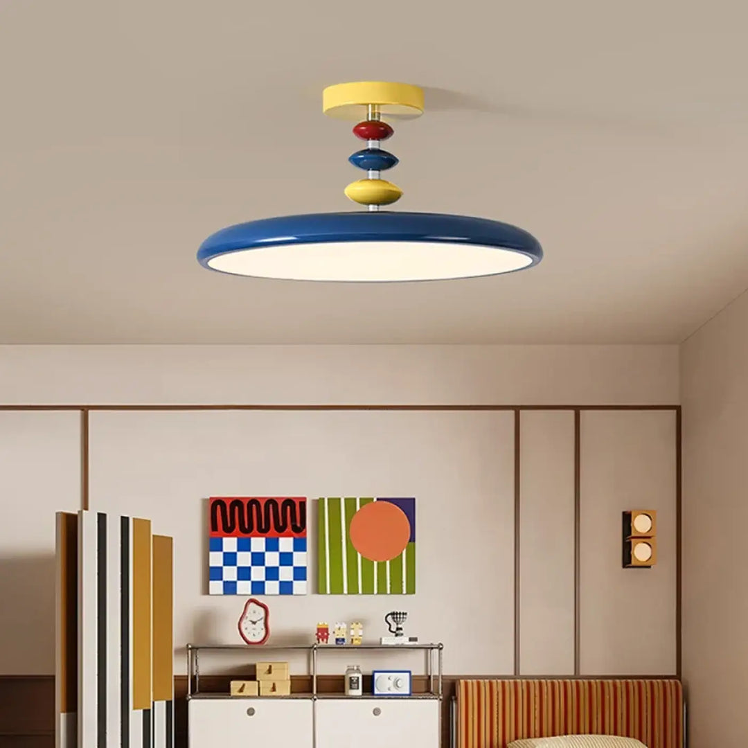 Plafonnier kolora avec base circulaire bleue et disques empilés jaune rouge, luminaire plafonnier design coloré pour décoration intérieure