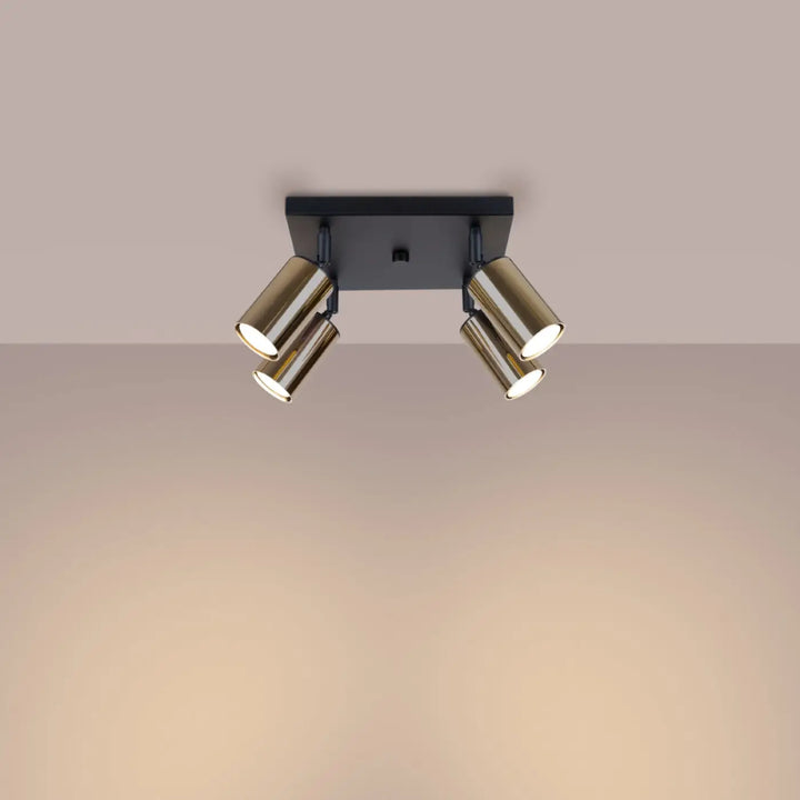 Luminaire plafonnier winx 4 noir doré avec quatre spots ajustables en laiton alliant design moderne et fonctionnalité