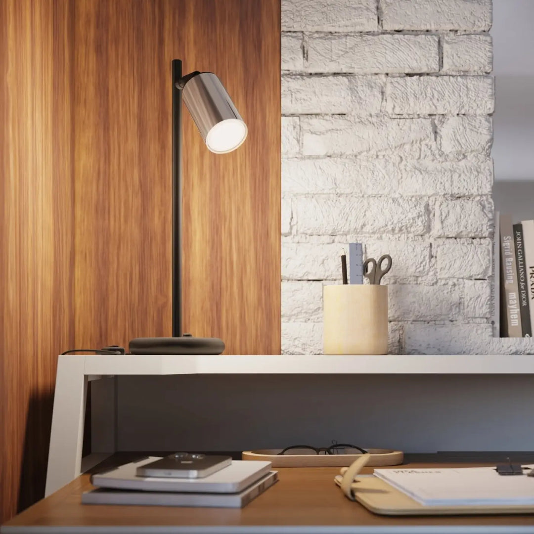 Modern lampe winx allie avec pied noir et tête cylindrique chrome émettant une lumière chaude pour intérieur