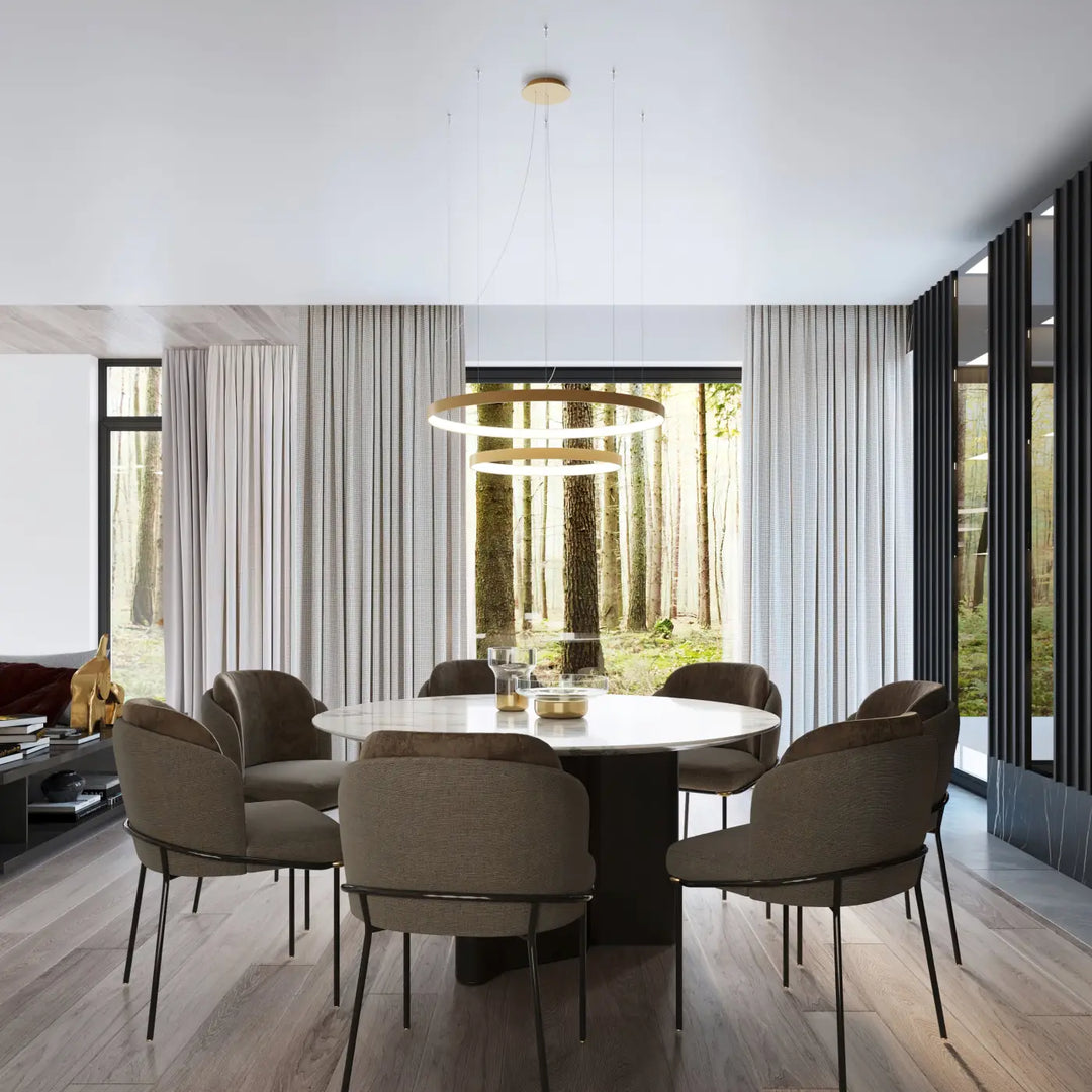 Plafonnier rio 110 doré avec anneaux concentriques circulaires pour design unique et efficacité lumineuse élevée au-dessus d’une table à manger