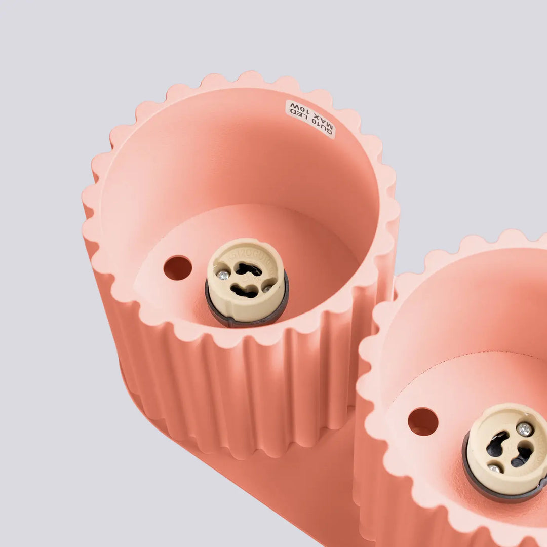 Luminaire plafonnier aura 2 en céramique rose avec bordure cannelée unique inspirée et douille e27 beige