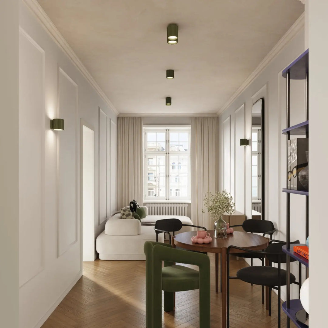 Luminaire plafonnier aura 2 vert olive avec forme unique inspirée au-dessus d’une table ronde en bois et chaises noires