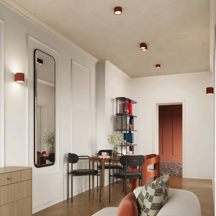 Luminaire plafonnier aura 2 rouge ochra avec forme unique inspirée, ensemble de salle à manger moderne en métal noir et bois foncé
