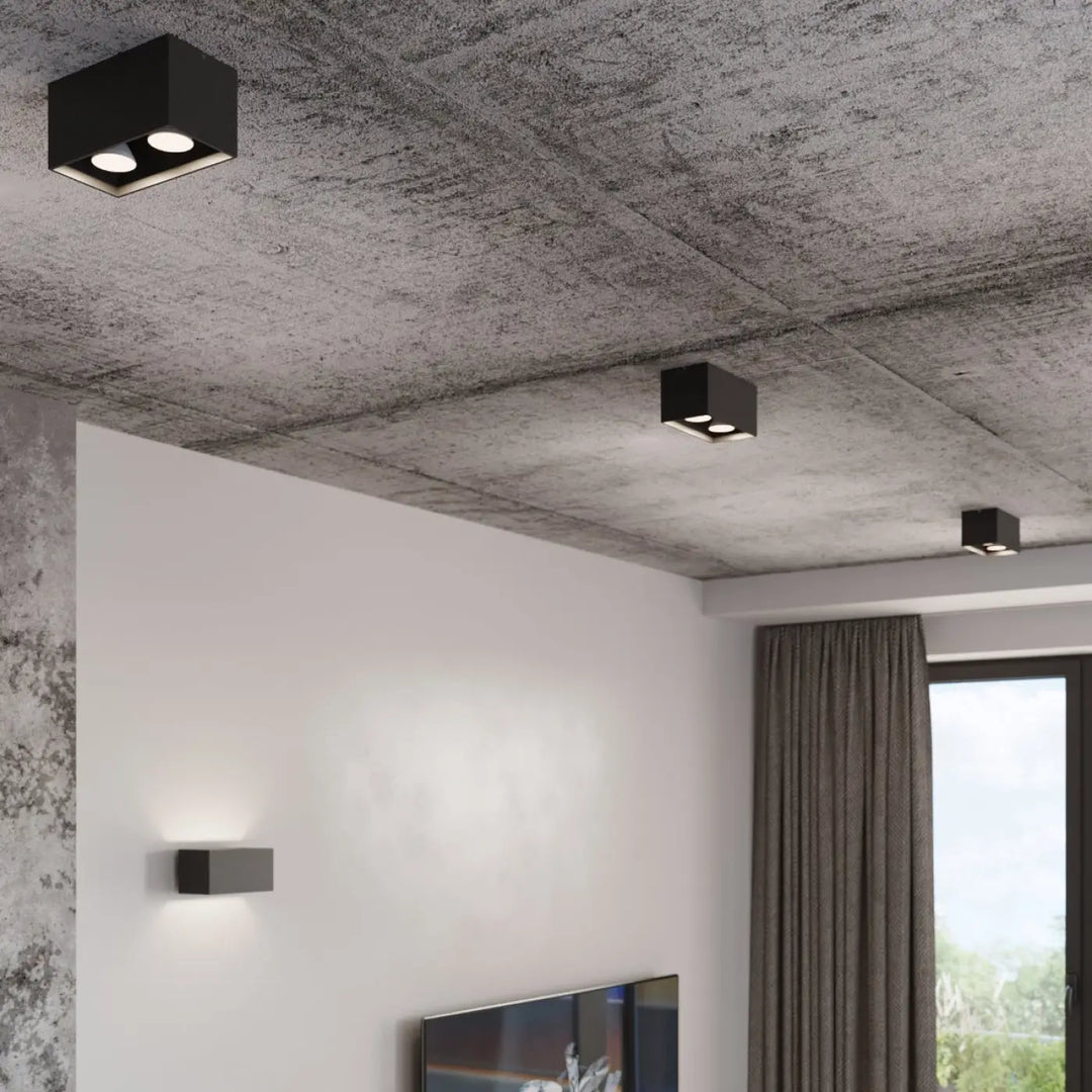 Plafonnier quad maxi noir avec spots carrés à deux ampoules pour intérieur bois naturel élégant