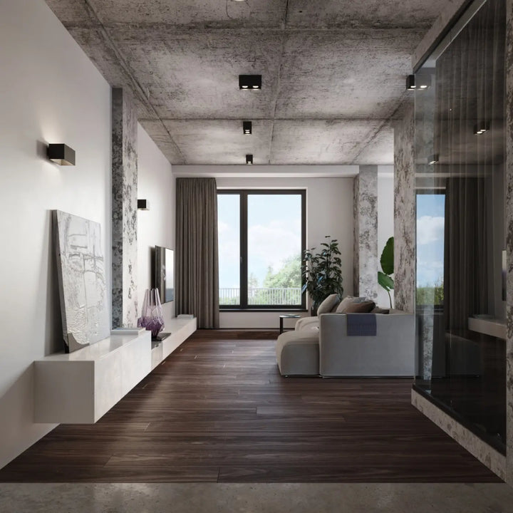 Luminaire plafonnier quad noir dans un salon moderne avec plafond quad maxi en béton et sol en bois naturel