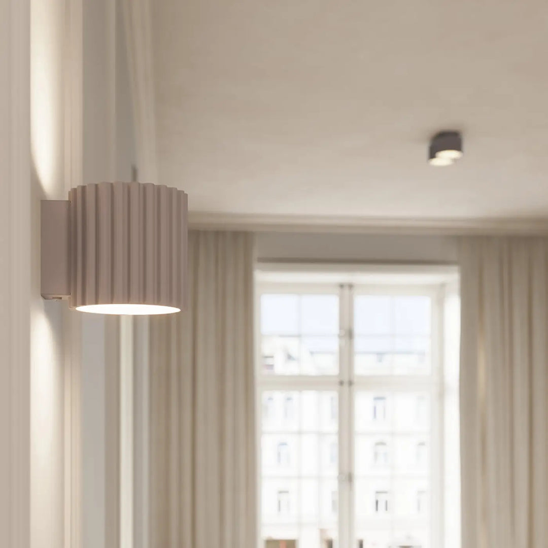 Luminaire plafonnier aura 2 taupe beige cylindrique en forme unique inspirée avec design moderne et finition côtelée