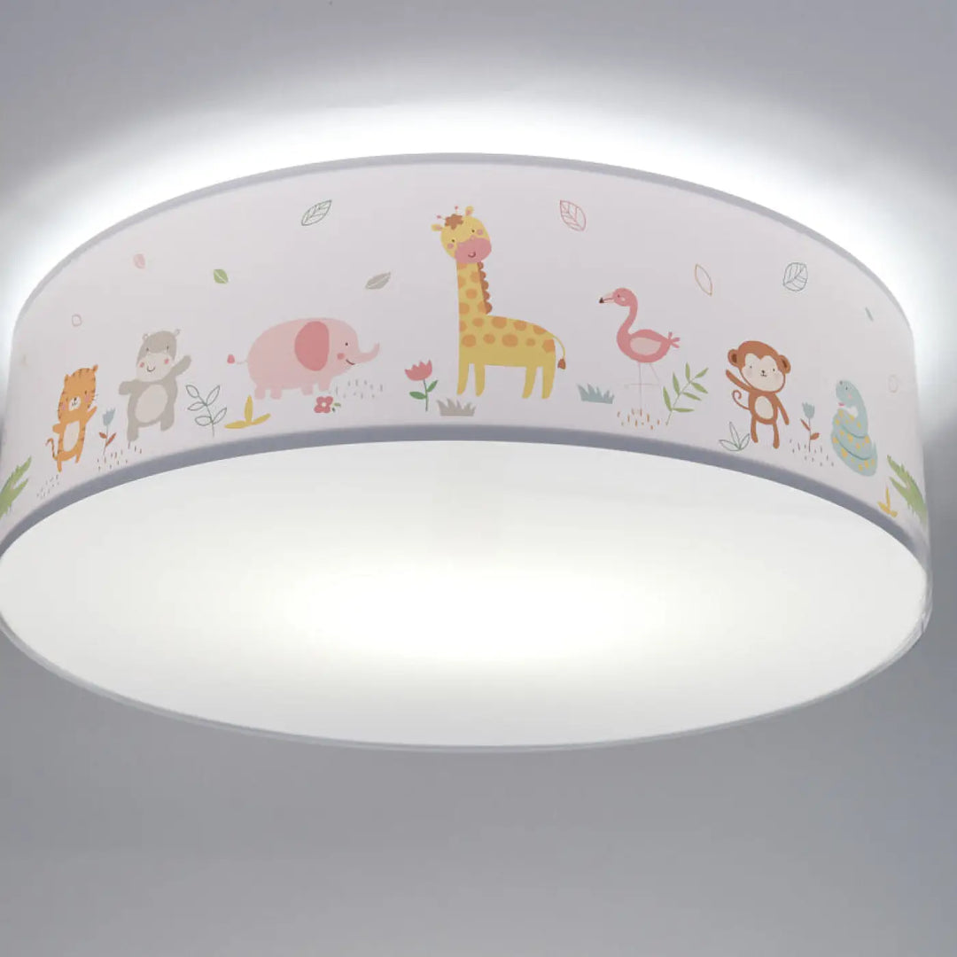 Plafonnier enfant blanc avec abat-jour translucide et illustrations colorées d’animaux pour chambre douce