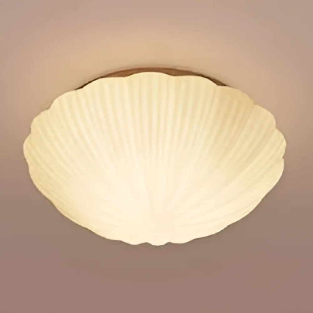Luminaire plafonnier concha en forme de coquillage crème avec diffuseur en verre dépoli pour un plafonnier design contemporain