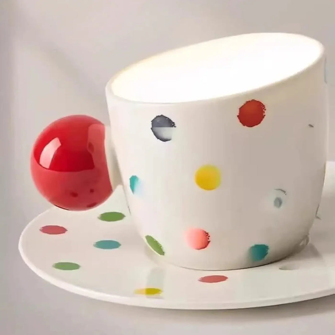 Tasse à pois en céramique blanche avec pois multicolores et poignée rouge glossy donne envie luminaire plafonnier bodian
