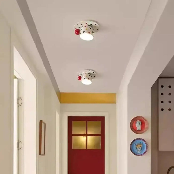 Luminaire plafonnier bodian blanc à pois noirs avec accents rouges sphériques inspire tasse à pois et donne envie