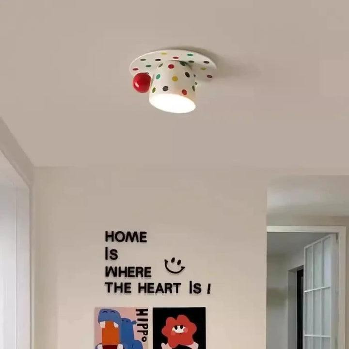Luminaire plafonnier blanc fantaisiste avec pois colorés et accent rouge donne envie style tasse à pois