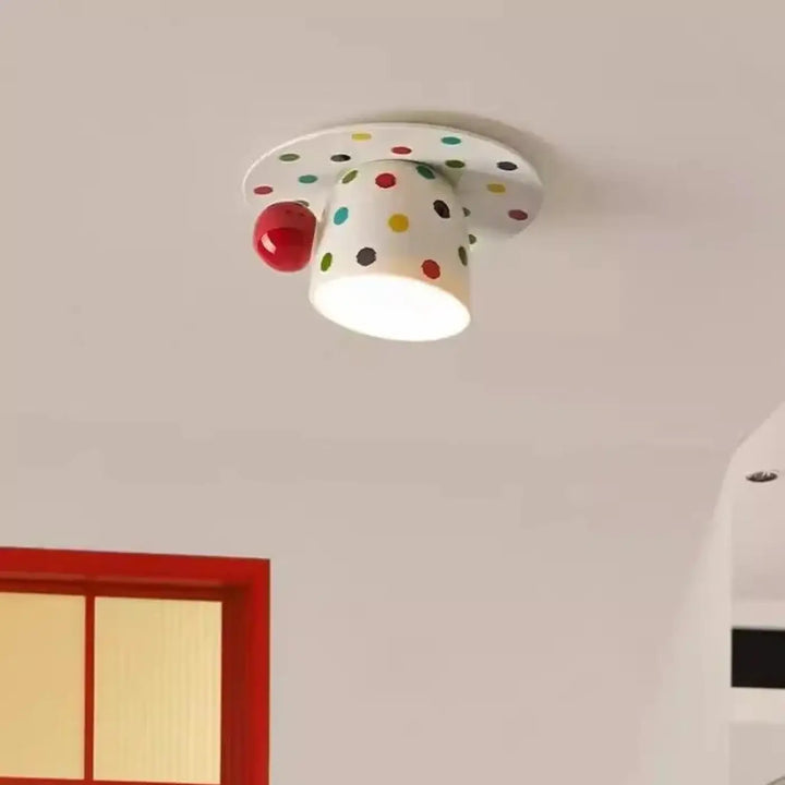 Luminaire plafonnier bodian blanc orné de pois colorés avec accent sphérique rouge tasse à pois donne envie