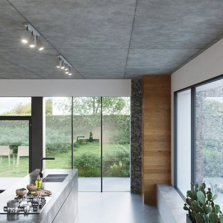 Plafonnier moderne merida 4l gris installé dans cuisine minimaliste avec comptoirs inox et robinet noir diriger précisément