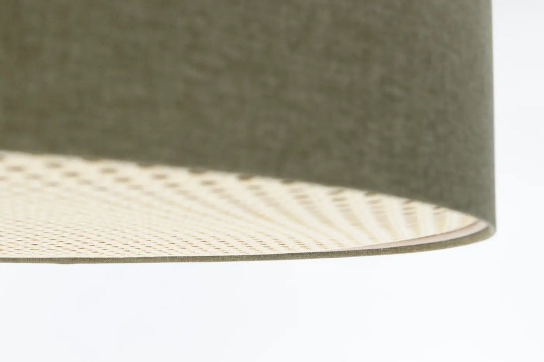 Luminaire plafonnier boho elegant gris vert avec un abat-jour cylindrique en tissu vert olive et une doublure intérieure perforée blanche