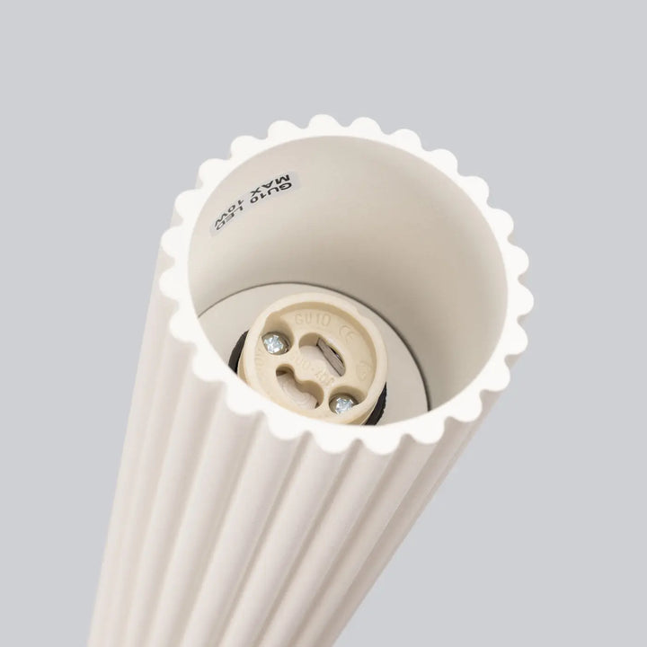 Plafonnier karbon allie design minimaliste avec abat-jour beige côtelé et douille e27 pour ampoules gu10 interchangeables