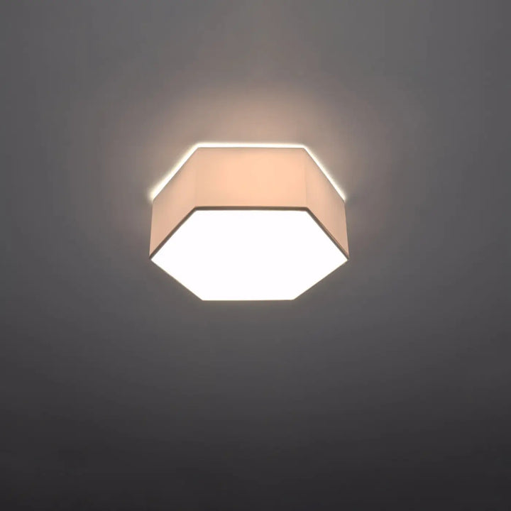 Luminaire plafonnier sunde 11 blanc avec abat-jour en tissu beige doux et éclairage led blanc lumineux aux formes géométriques hexagonales