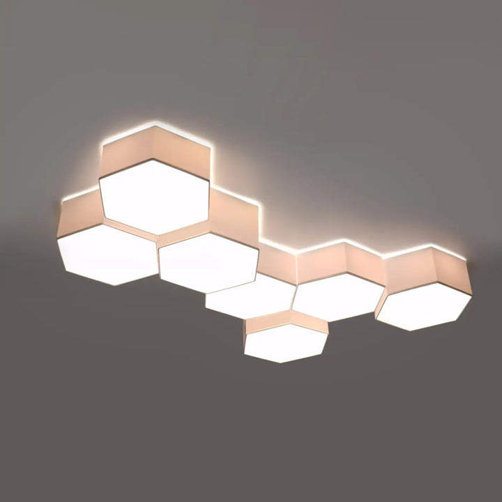Luminaire plafonnier sunde 11 blanc avec formes géométriques hexagonales cadre beige chaud et panneaux blancs éclairés