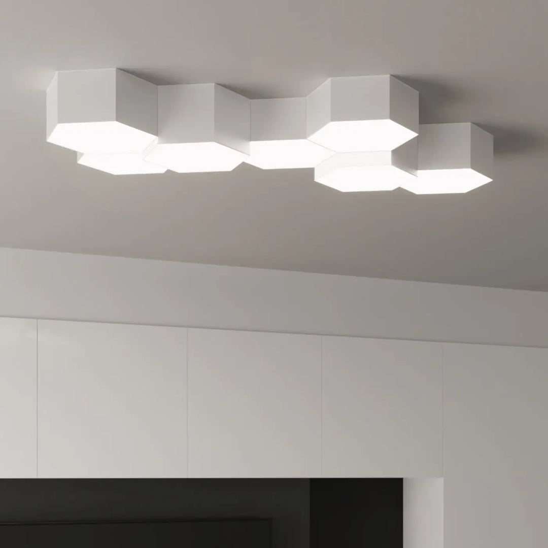 Luminaire plafonnier sunde 11 blanc avec formes géométriques modernes en hexagone et design épuré