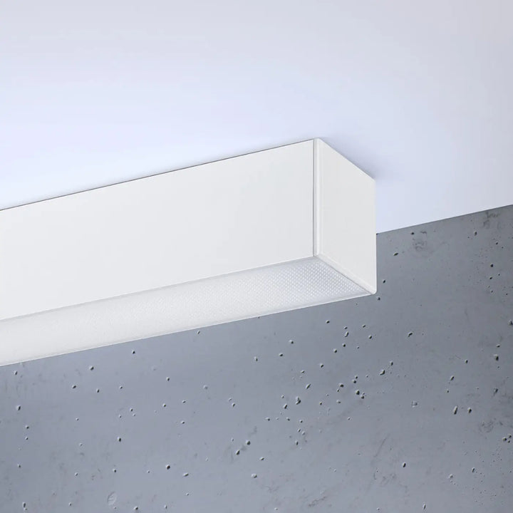 Luminaire plafonnier blanc collection pinne avec module led et diffuseur texturé pour paramètres déclairage optimisés