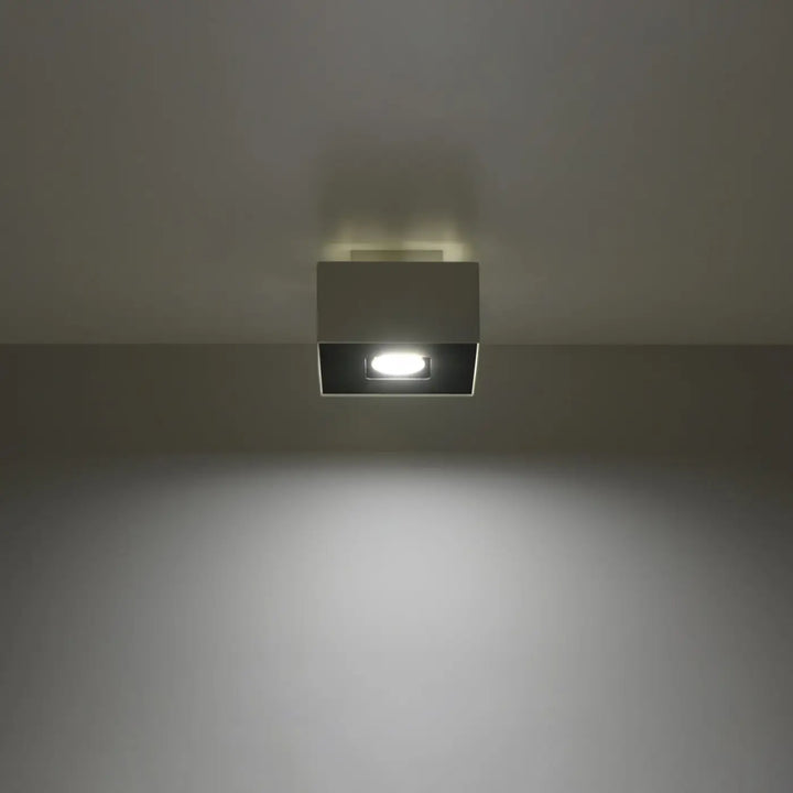 Plafonnier moderne mono blanc avec finition métallique et spot led encastré diffusant une lumière blanche éclatante