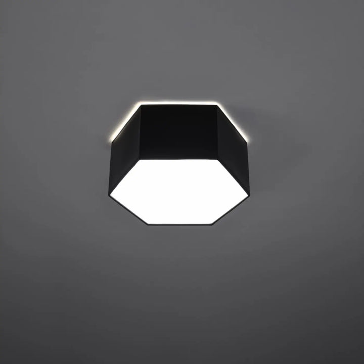 Luminaire plafonnier sund 13 noir avec formes géométriques hexagonales et lumière blanche douce pour intérieur moderne
