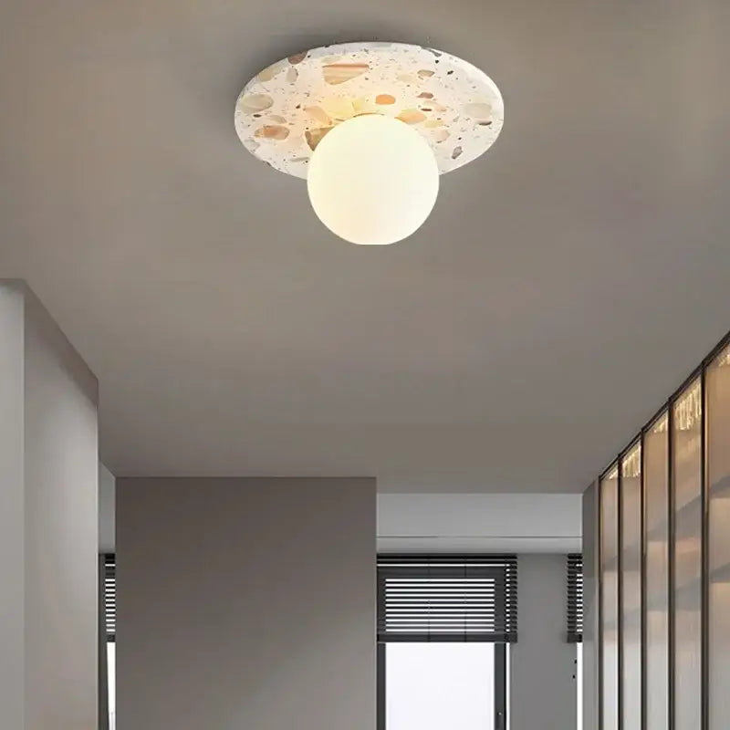 Luminaire Plafonnier En Marbre Blanc Avec Une Boule Élégance
