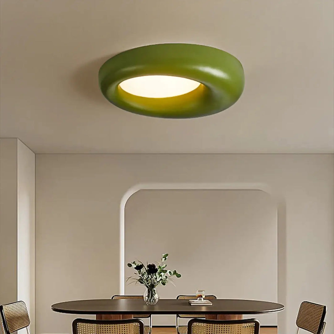 Luminaire plafonnier torix led style avec finition vert avocat mat et lumière chaude jaune au centre