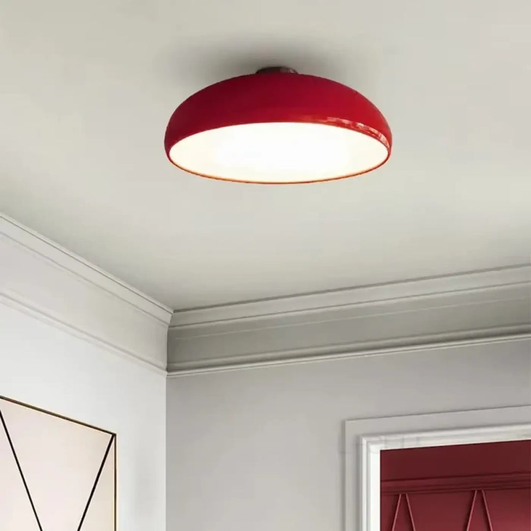 Luminaire plafonnier moderne rouge en forme de dôme avec finition lisse et brillante pour intérieur contemporain