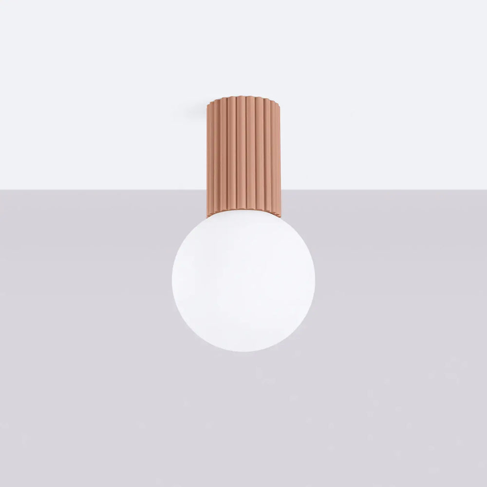 Luminaire plafonnier halo moka avec tige cylindrique cuivre mat et sphère laiteuse pour bureau décorative
