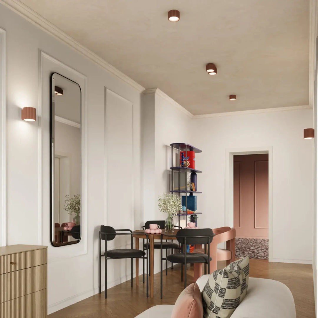 Luminaire plafonnier aura 1 moka avec forme unique inspirée dans un coin repas minimaliste en bois et métal noir