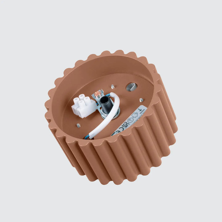 Luminaire plafonnier aura 1 moka avec forme unique inspirée terracotta nervurée bord festonné et composants internes visibles