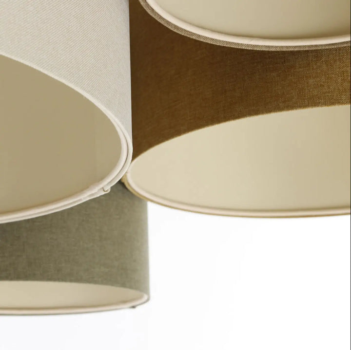 Plafonnier 4flames boho elegant avec trois abat-jour cylindriques en tissu naturel crème caramel et vert gris