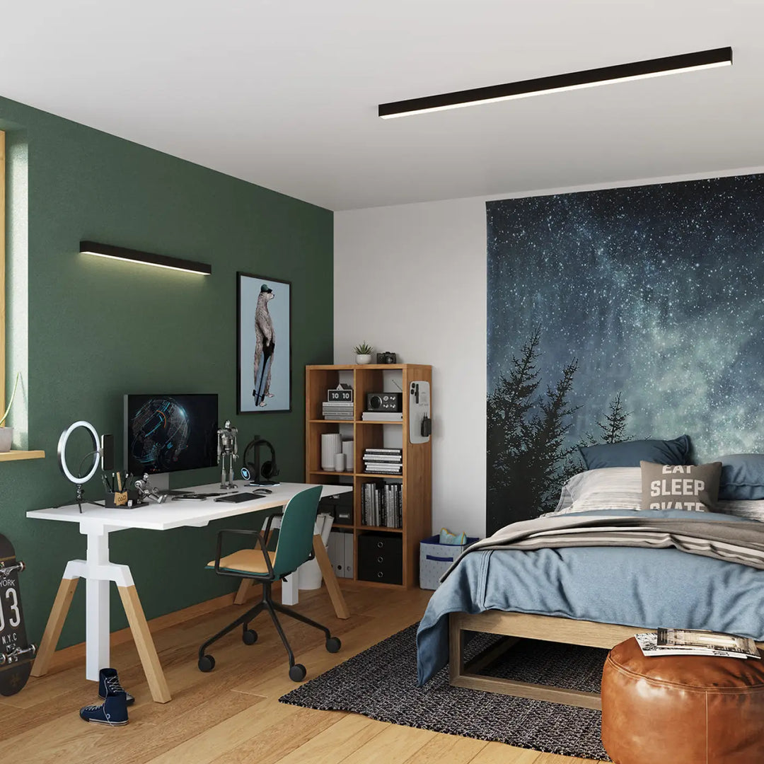 Lit bleu rembourré avec literie assortie et ottomane en cuir marron au pied dans la collection pinne avec module led
