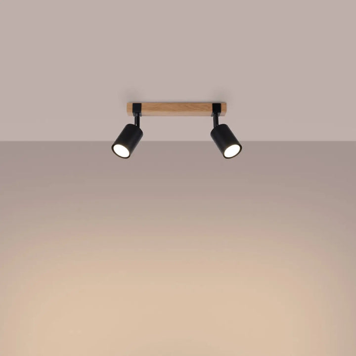 Lampe directionnelle fager noir avec abat-jours orientables fixée sur une barre en bois naturel luminiare plafonnier