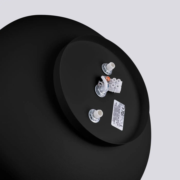 Plafonnier omiq noir avec finition mate et connecteurs électriques visibles allie simplicité et design exceptionnel