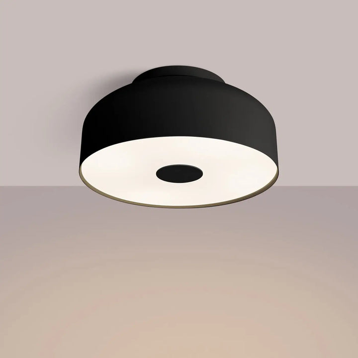 Plafonnier omiq noir en finition matte avec diffuseur circulaire blanc doux et design exceptionnel allie simplicité