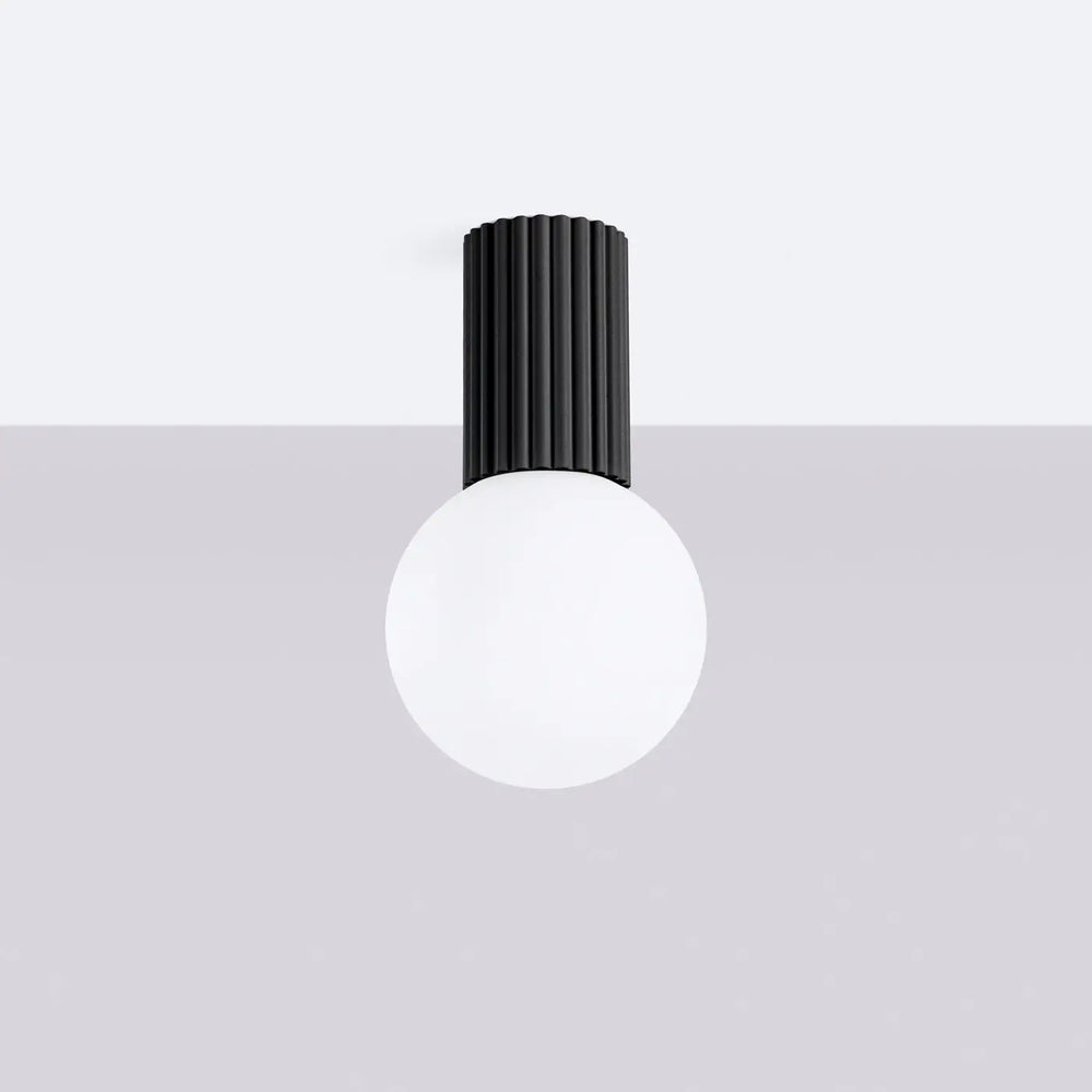Luminaire plafonnier halo noir avec sphère laiteuse en verre pour une lampe halo bureau décorative élégante