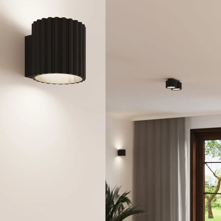 Luminaire plafonnier aura 1 noir en forme unique inspirée cylindrique à texture cannelée avec une lumière chaude diffuse
