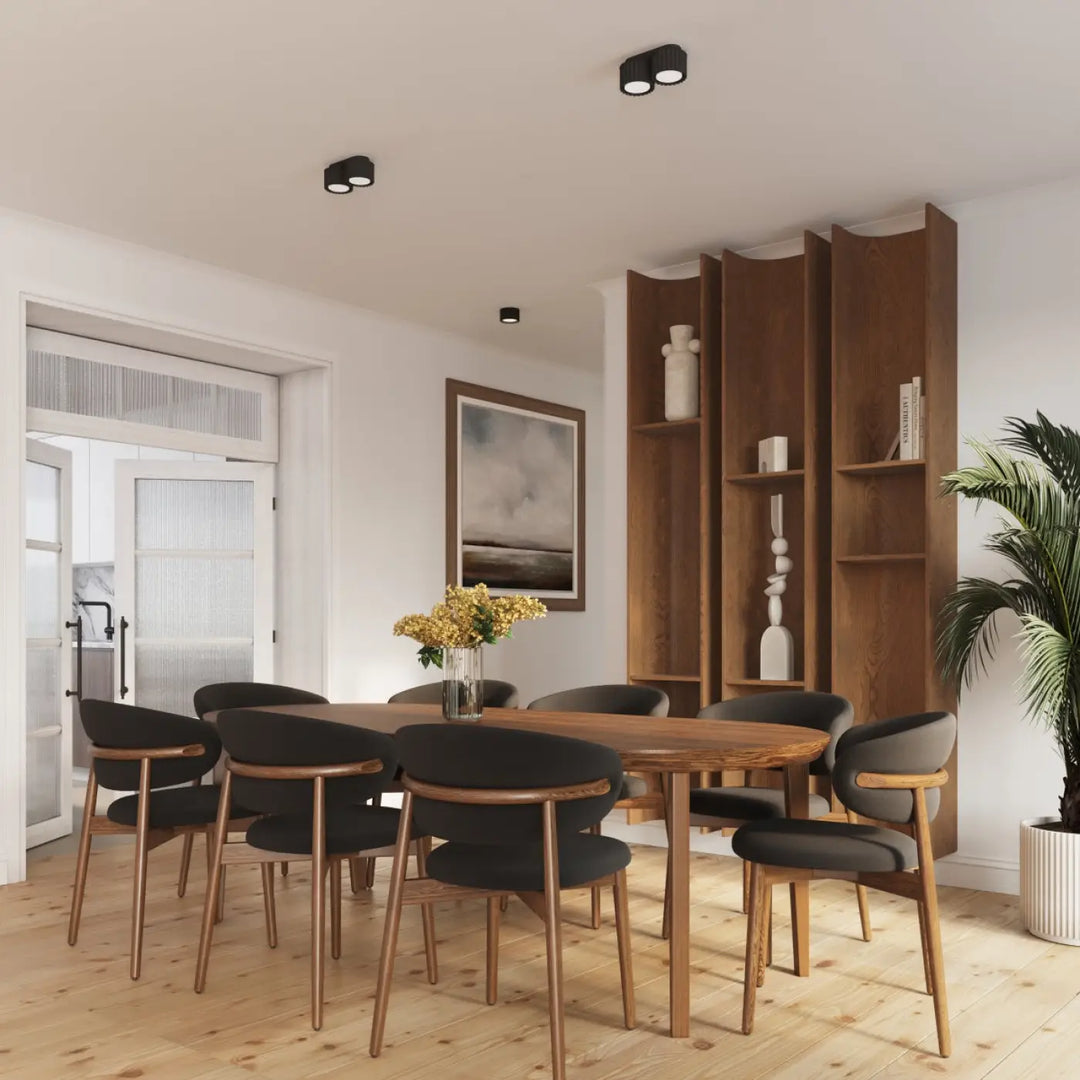 Luminaire plafonnier aura 1 noir avec forme unique inspirée et table à manger moderne en bois clair aux bords arrondis