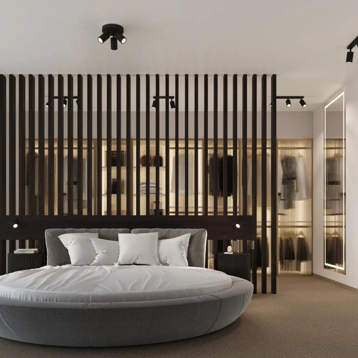 Lit rond gris en tissu avec oreillers blancs et tête de lit assortie pour un design minimaliste plafonnier karbon allie