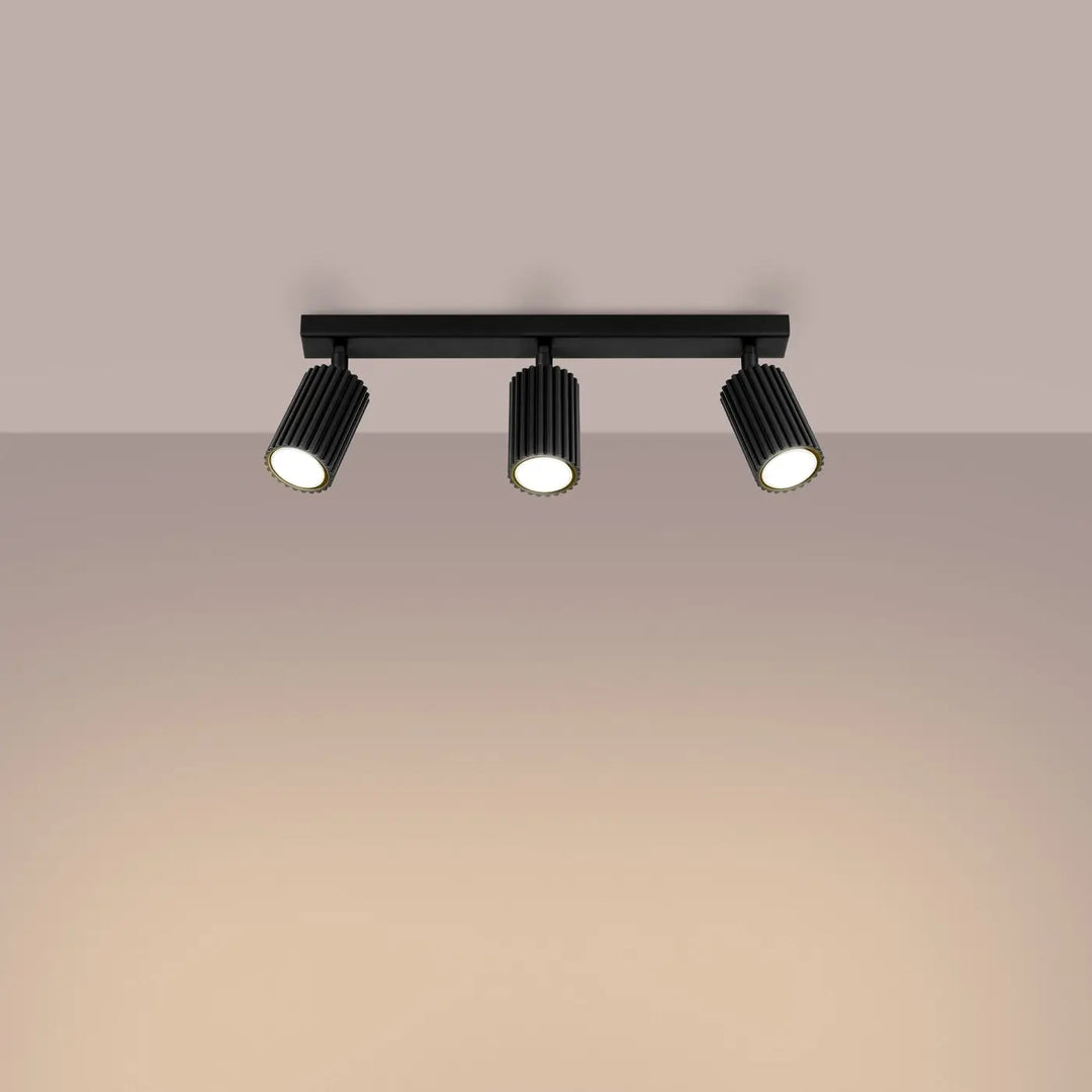 Plafonnier karbon allie noir avec trois spots cylindriques nervurés et ampoules gu10 interchangeables aux lignes subtiles