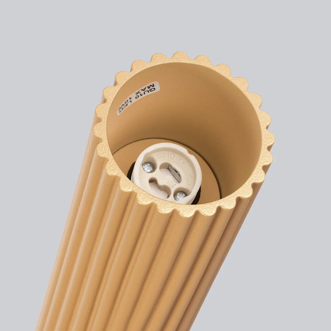 Plafonnier karbon allie avec abat-jour beige côtelé à bord festonné et douille e27 pour ampoules gu10 interchangeables