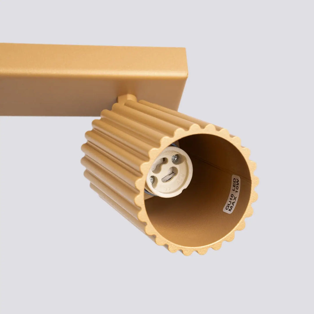 Plafonnier karbon allie gold avec ampoules gu10 interchangeables design minimaliste et bord scalloped en métal côtelé