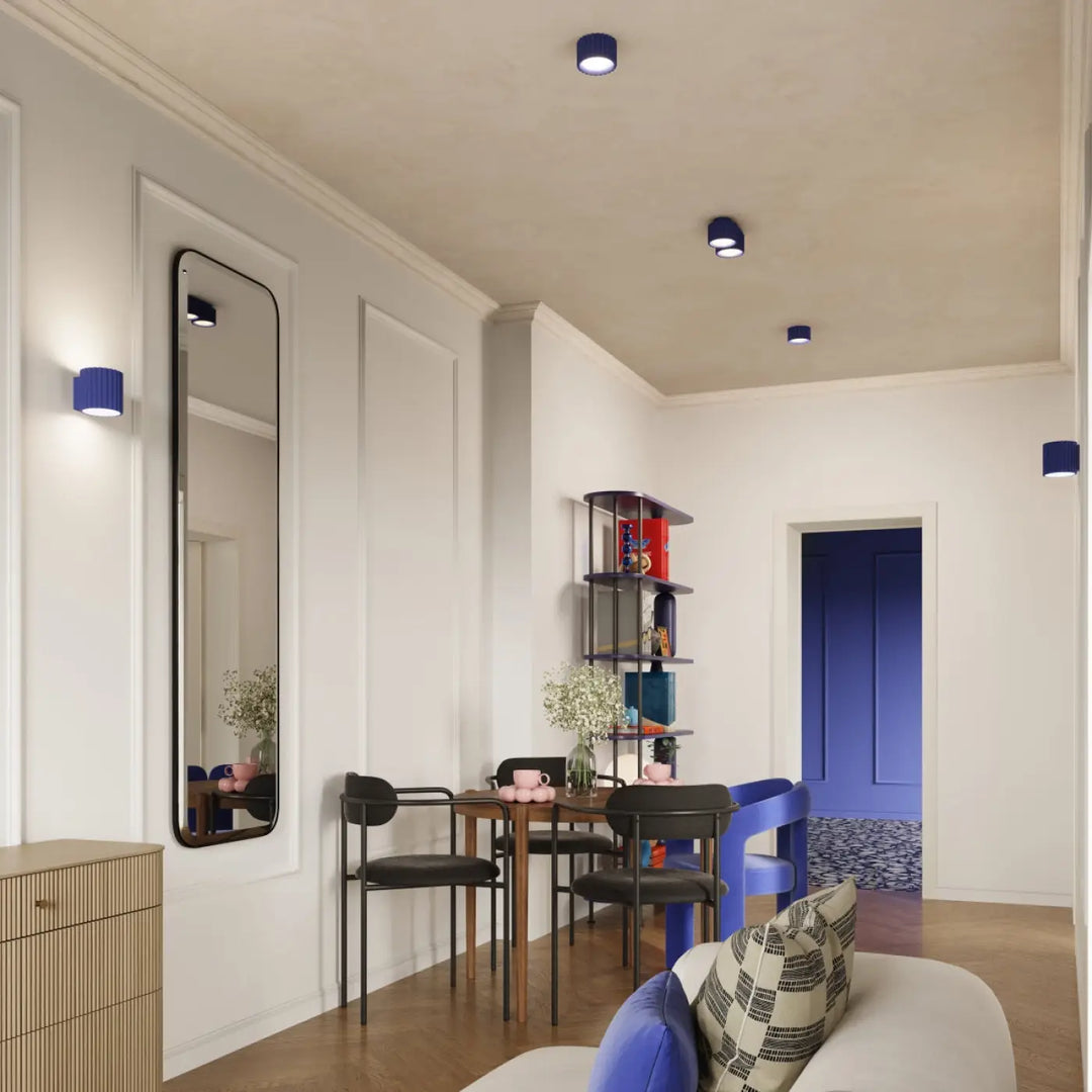 Luminaire plafonnier aura 1 outremer avec forme unique inspirée de spots encastrés bleus design moderne