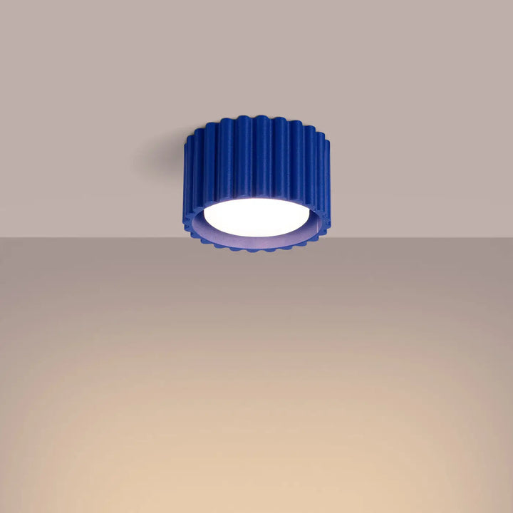 Luminaire plafonnier aura 1 outremer en led bleu vibrant avec forme unique inspirée et design moderne nervuré
